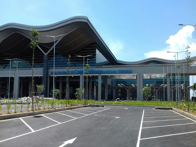 Cửa tự động tại Sân bay Cam Ranh