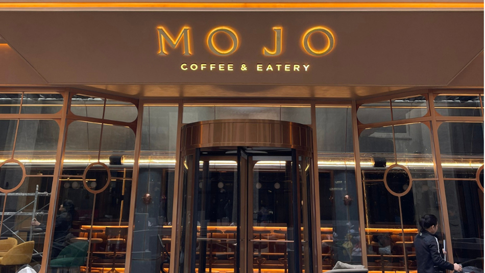 Cửa xoay đẩy tay tại MOJO COFFEE & EATERY