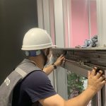 Kỹ thuật viên kiểm tra và khắc phục cửa tự động phát ra tiếng kêu ồn