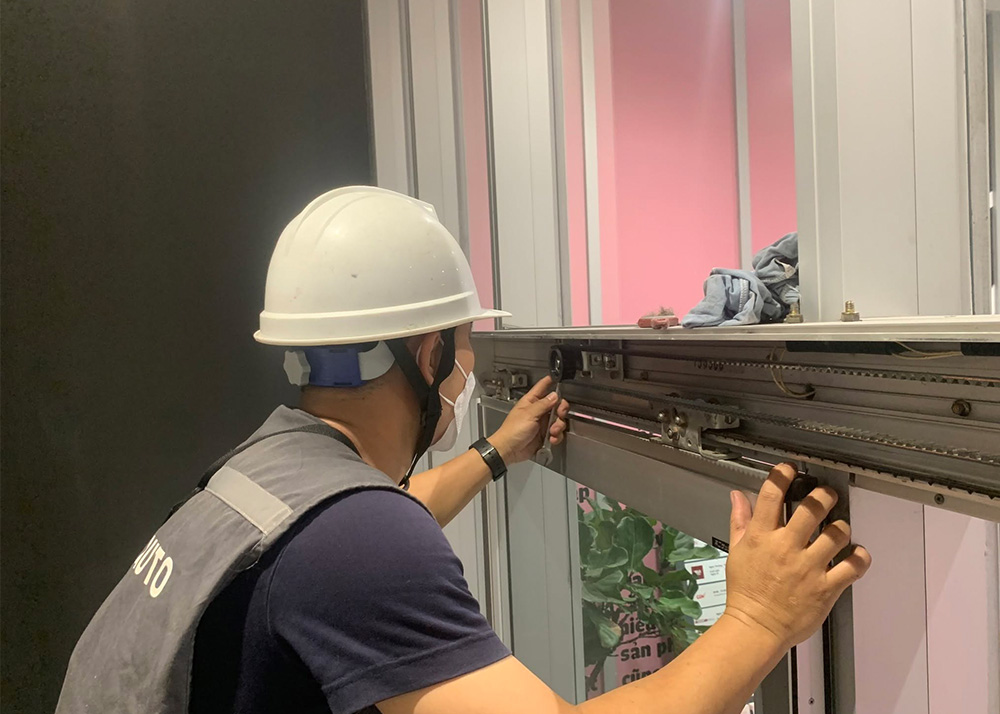 Kỹ thuật viên kiểm tra và khắc phục cửa tự động phát ra tiếng kêu ồn Kỹ thuật viên kiểm tra và khắc phục cửa tự động phát ra tiếng kêu ồn