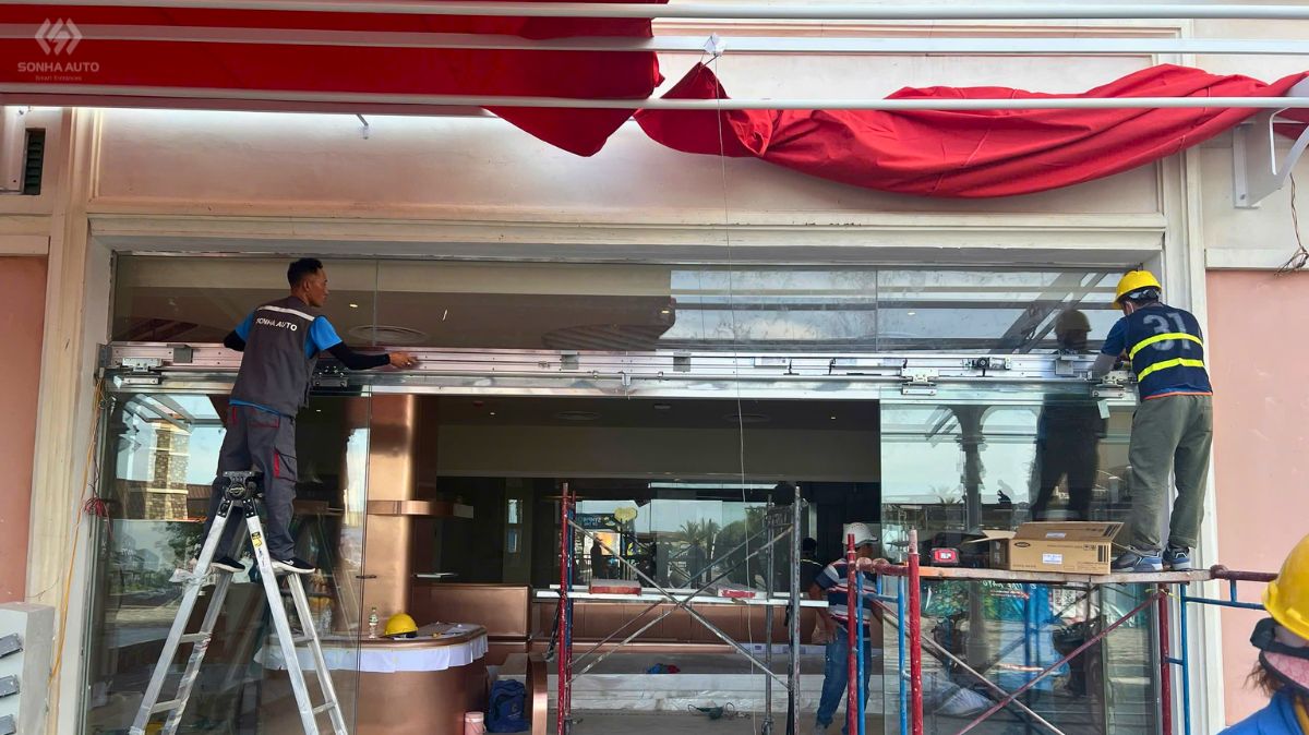 Kỹ thuật viên căn chỉnh ray trượt cửa tự động đảm bảo độ thẳng và cao độ tiêu chuẩn