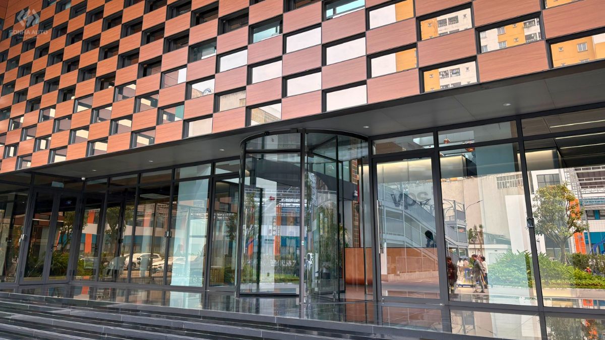 Sảnh chính văn phòng VPS với cửa xoay NABCO SSJ-C