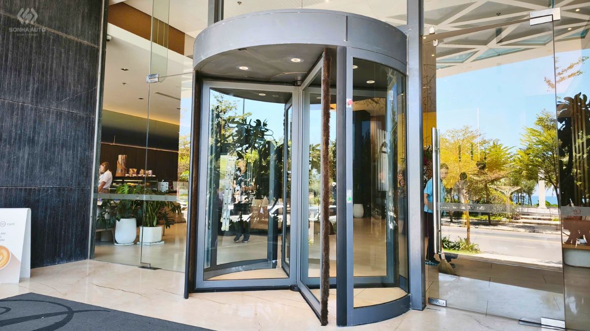Cửa xoay KBB tại Prince Hotel Đà Nẵng sau khi hoàn thiện sửa chữa