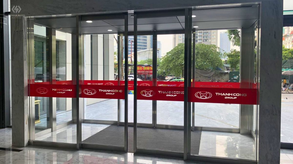 Cửa breakout NABCO cho phép đẩy cánh cửa mở bằng tay trong trường hợp khẩn cấp tại Thanh Cong Tower