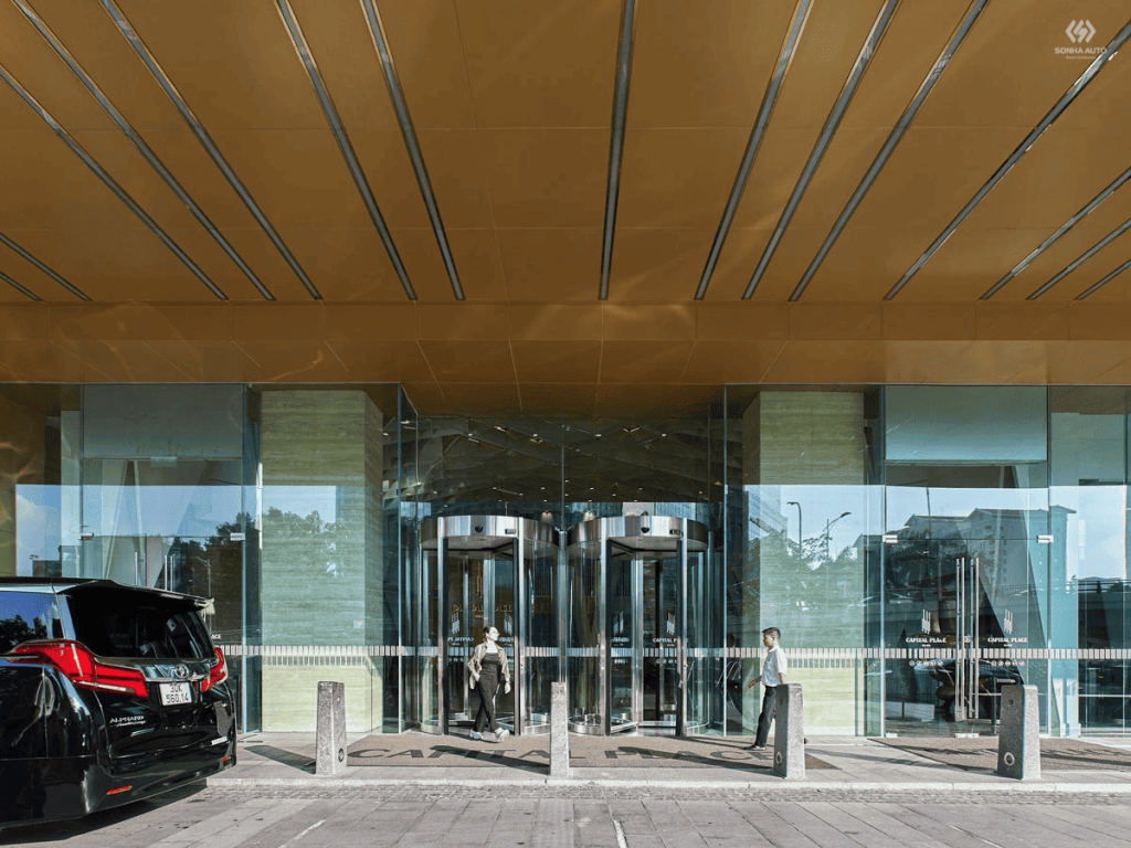 Cửa xoay tại Capital Place