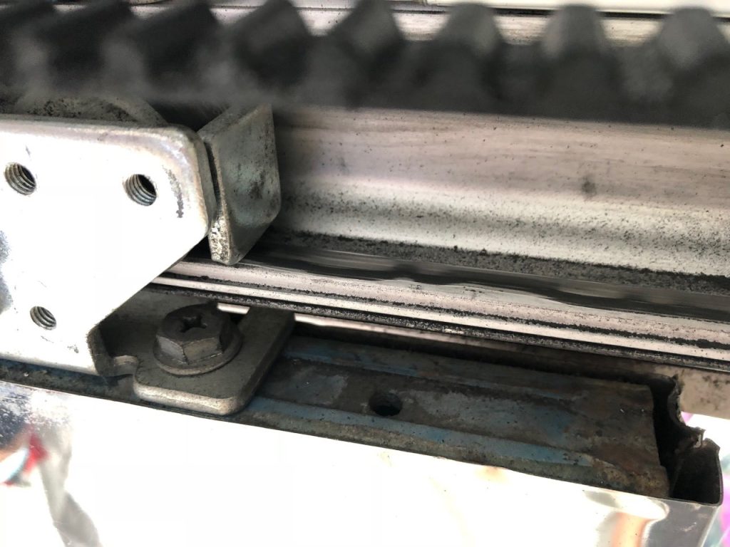 ray cửa tự động bị mài mòn sau thời gian sử dụng gây tiếng ồn và giảm hiệu suất