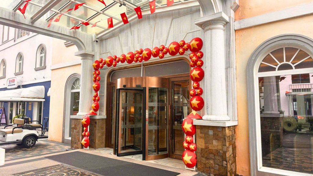 Cửa xoay tự động 4 cánh tại La Festa Phú Quốc