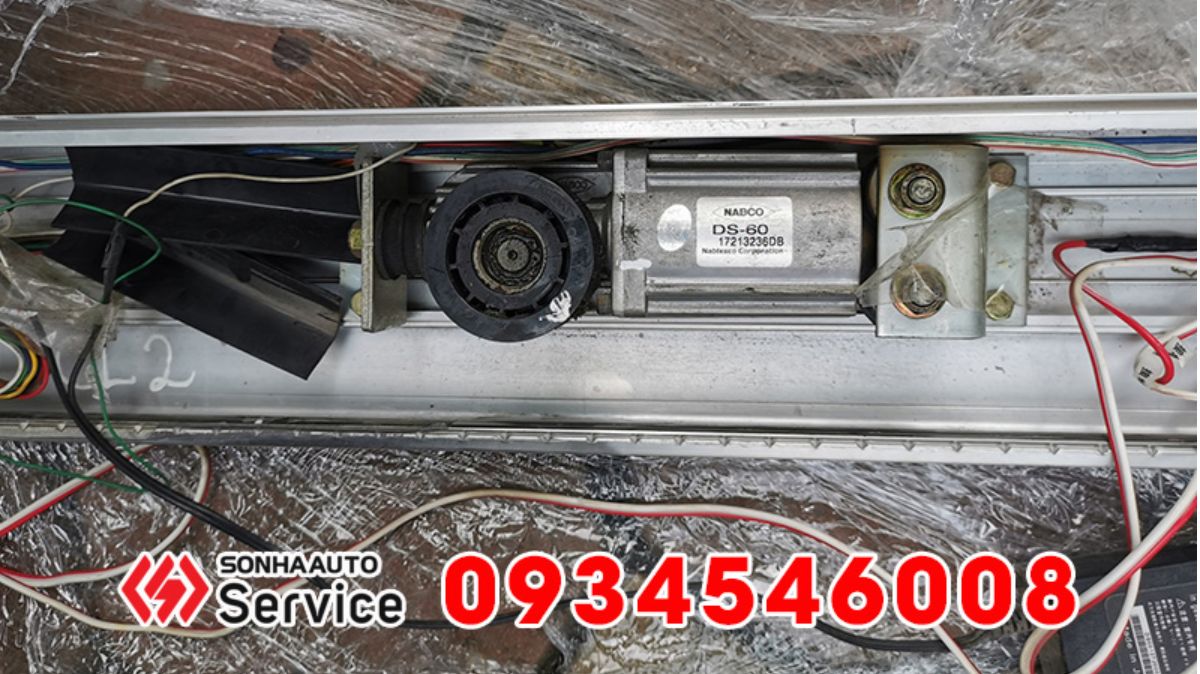 Cửa tự động phát ra tiếng kêu ồn khi đóng mở Cửa tự động phát ra tiếng kêu ồn khi đóng mở