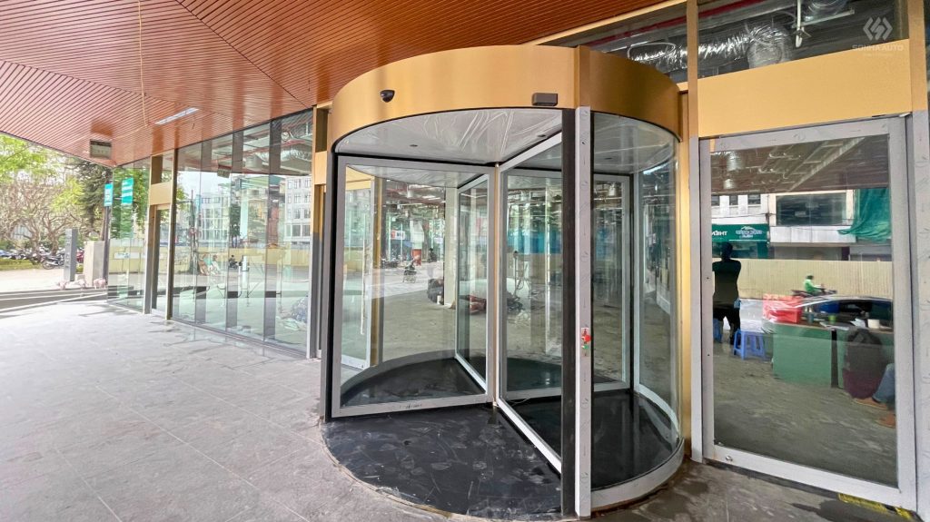 Cửa xoay NABCO giúp giảm thất thoát điều hòa tại sảnh chính tòa nhà Cửa xoay NABCO giúp giảm thất thoát điều hòa tại sảnh chính tòa nhà