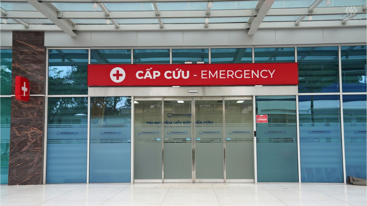 Cửa tự động NABCO lắp đặt tại lối ra vào sảnh cấp cứu Bệnh viện Phenikaa
