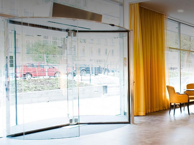 Cửa xoay Crystal Tourniket của Boon Edam không giới hạn tầm nhìn