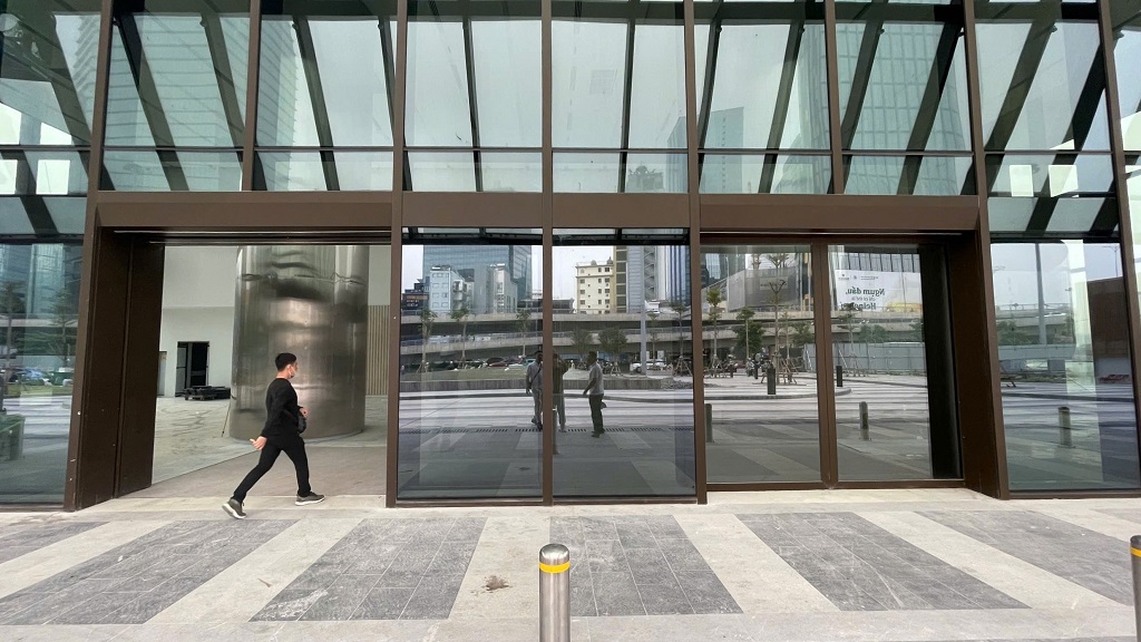 Công nghệ cửa tự động NABCO vận hành tại sảnh tòa nhà với lưu lượng người qua lại