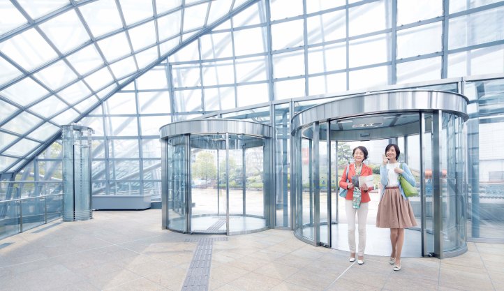 Hệ thống cửa cong tự động tại Bảo tàng nghệ thuật quốc gia Osaka Nhật Bản