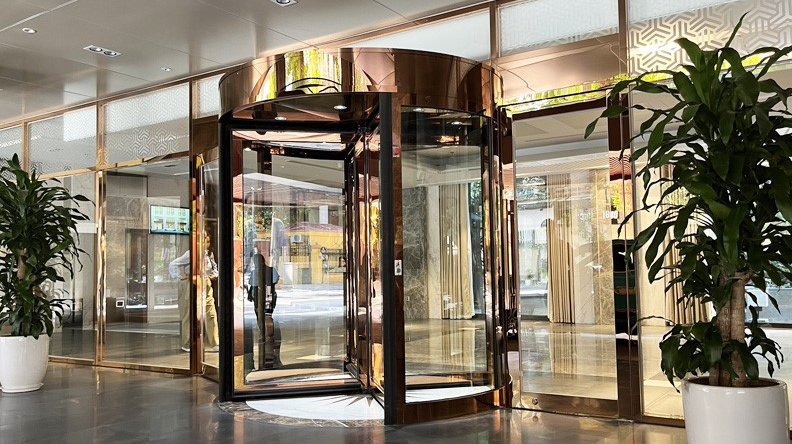 Cửa xoay KBB sang trọng tại Khách sạn Nam Đế