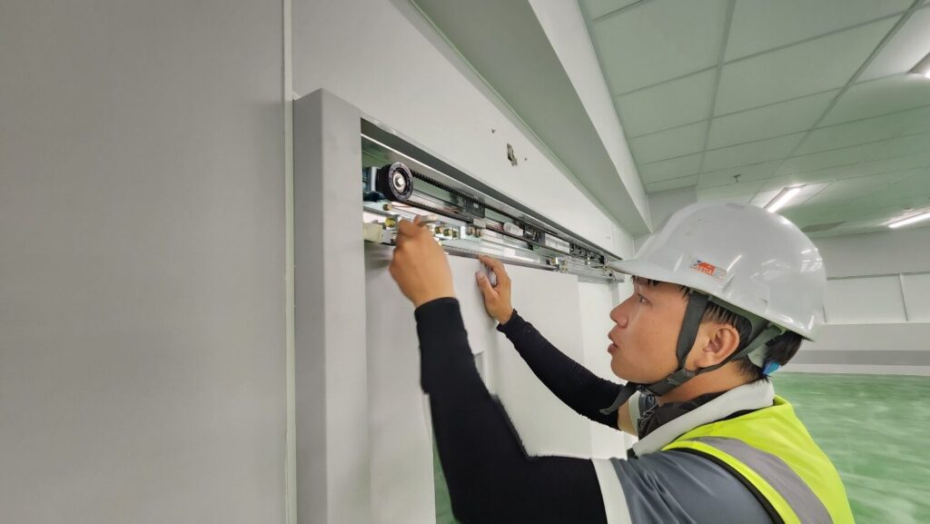 Bảo trì cửa tự động nhà máy để duy trì vận hành ổn định