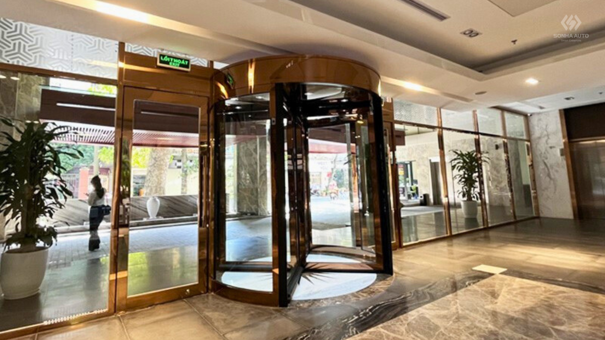 Cửa xoay KBB tại Rey Hotel