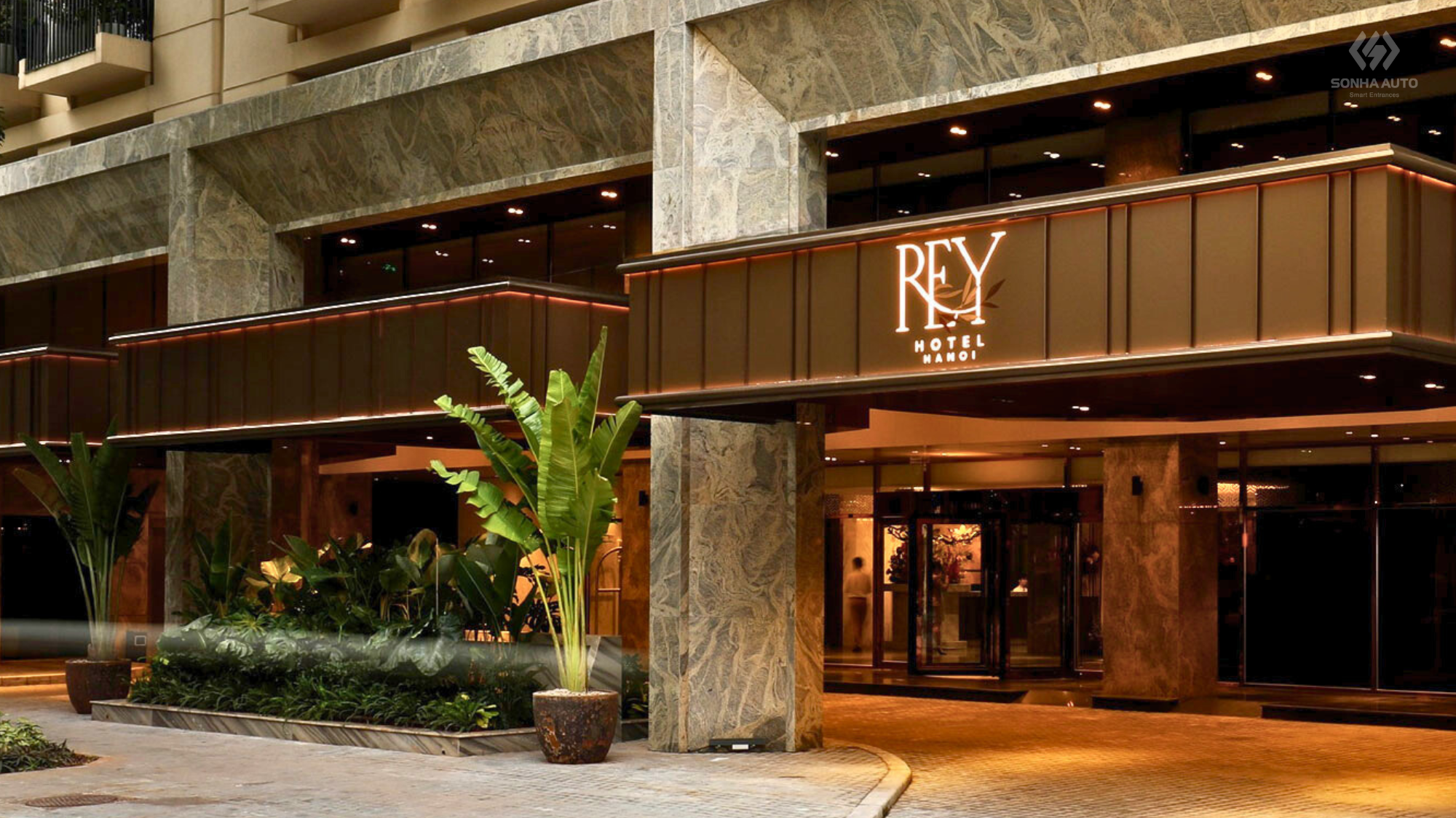 Cửa xoay KBB nổi bật tại sảnh Khách sạn Nam Đế - Rey Hotel