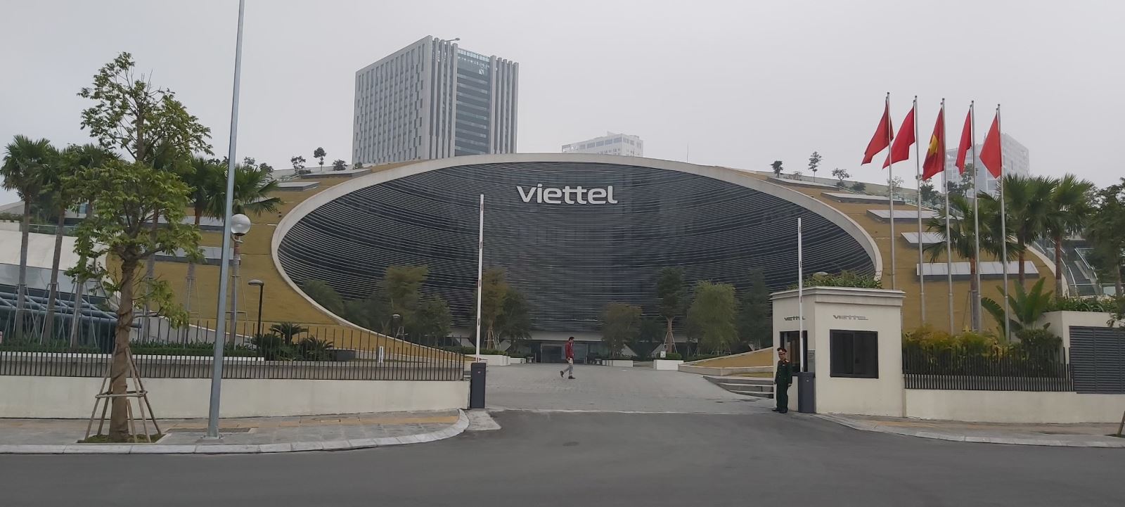 Linh kiện barie tự động: Trụ Barie, Tay cần (thanh chắn) barie, bo mạch điều khiển, hộp số. remote