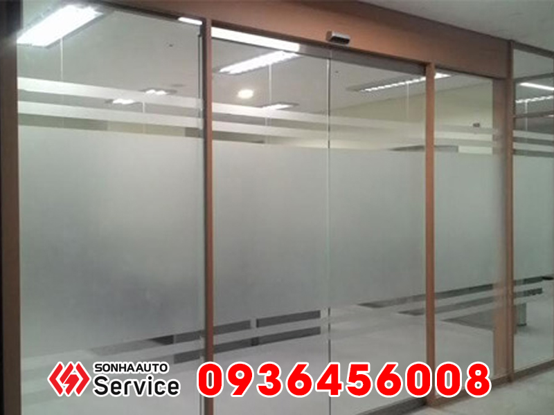 Giá cửa kính trượt tự động trọn gói theo yêu cầu