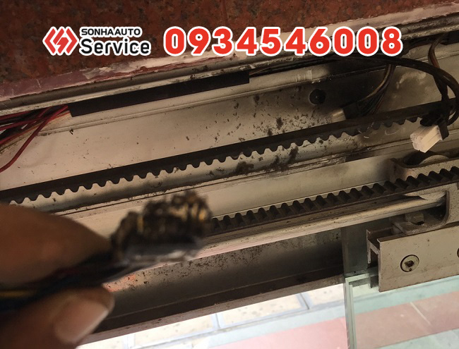 Sửa chữa cửa bị kẹt động cơ dẫn tới không thể chuyển động đóng mở cửa
