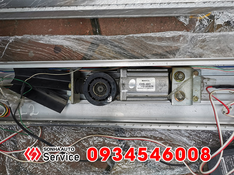 Sửa lỗi động cơ chuyển động tạo ra tiếng kêu ồn cửa tự động