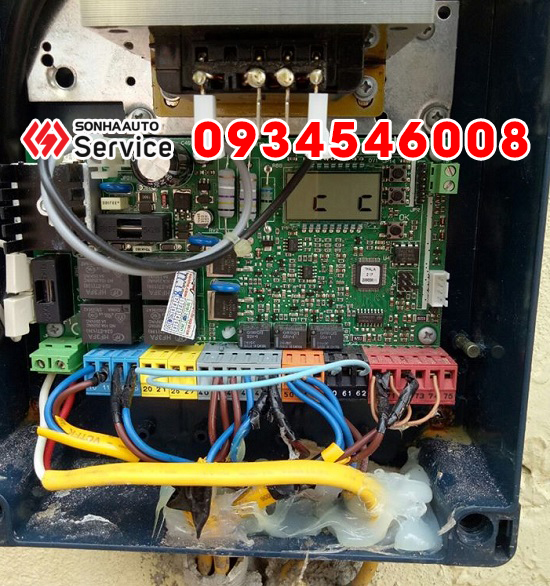 Sửa chữa hộp điều khiển bị lỗi mạch điện tử cổng tự động