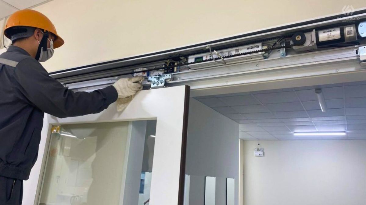 Repair NABCO automatic doors in Hanoi for door failure, motor or sensor faults, track jamming