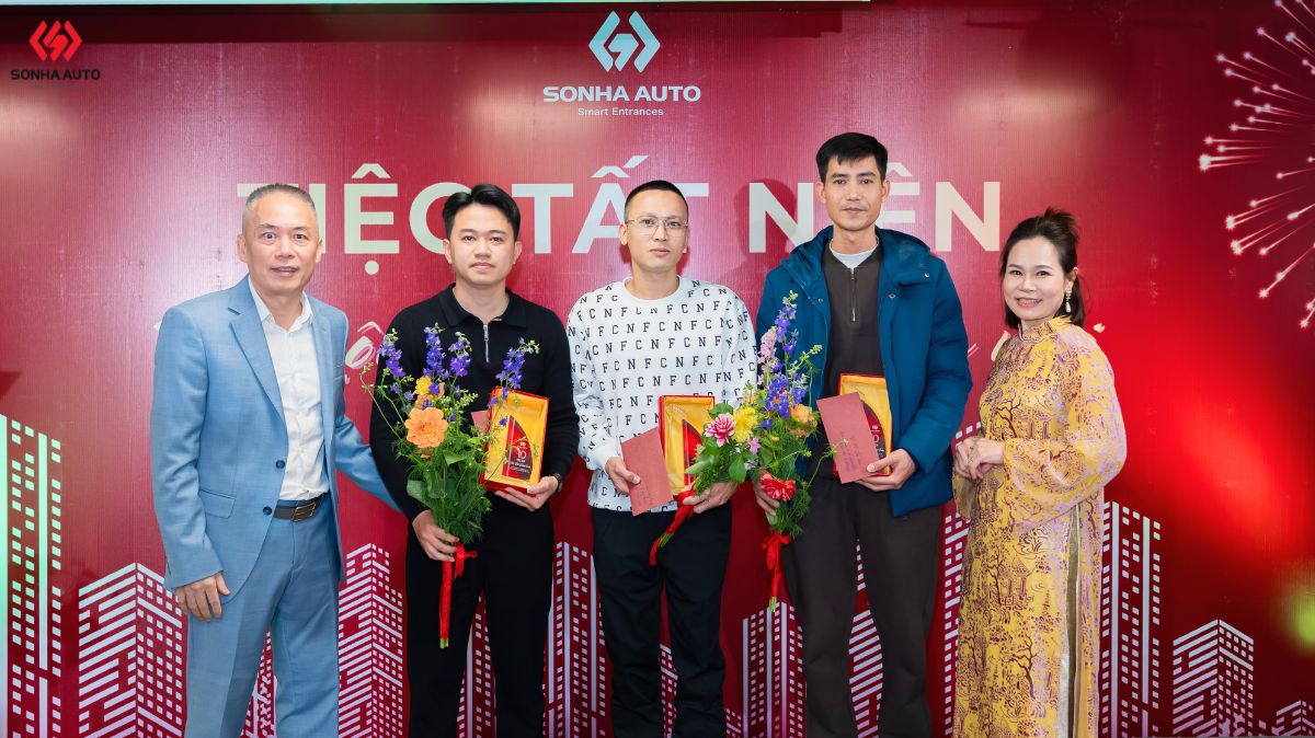 BGĐ Sơn Hà Auto vinh danh nhân viên cống hiến 10 năm tại tiệc tất niên 2025 BGĐ Sơn Hà Auto vinh danh nhân viên cống hiến 10 năm tại tiệc tất niên 2025
