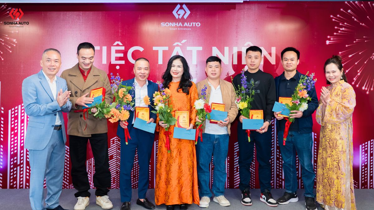 Ban lãnh đạo Sơn Hà Auto vinh danh cá nhân tiêu biểu năm 2025 Ban lãnh đạo Sơn Hà Auto vinh danh cá nhân tiêu biểu năm 2025