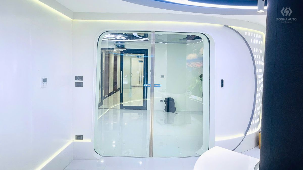 Giải pháp kết hợp cửa cong và cửa thẳng tại khu vực sảnh