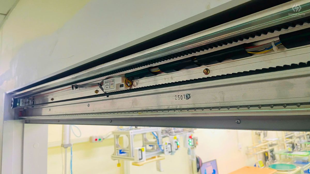 Ray trượt cửa tự động là gì trong hệ cửa thực tế