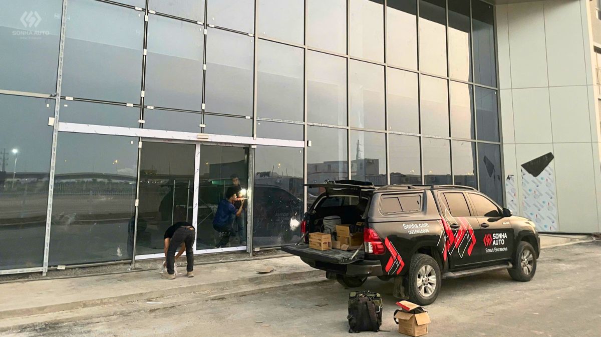 Sonha Auto - Đơn vị thi công, lắp đặt cửa kính mắt thần uy tín cho công trình Sonha Auto - Đơn vị thi công, lắp đặt cửa kính mắt thần uy tín cho công trình