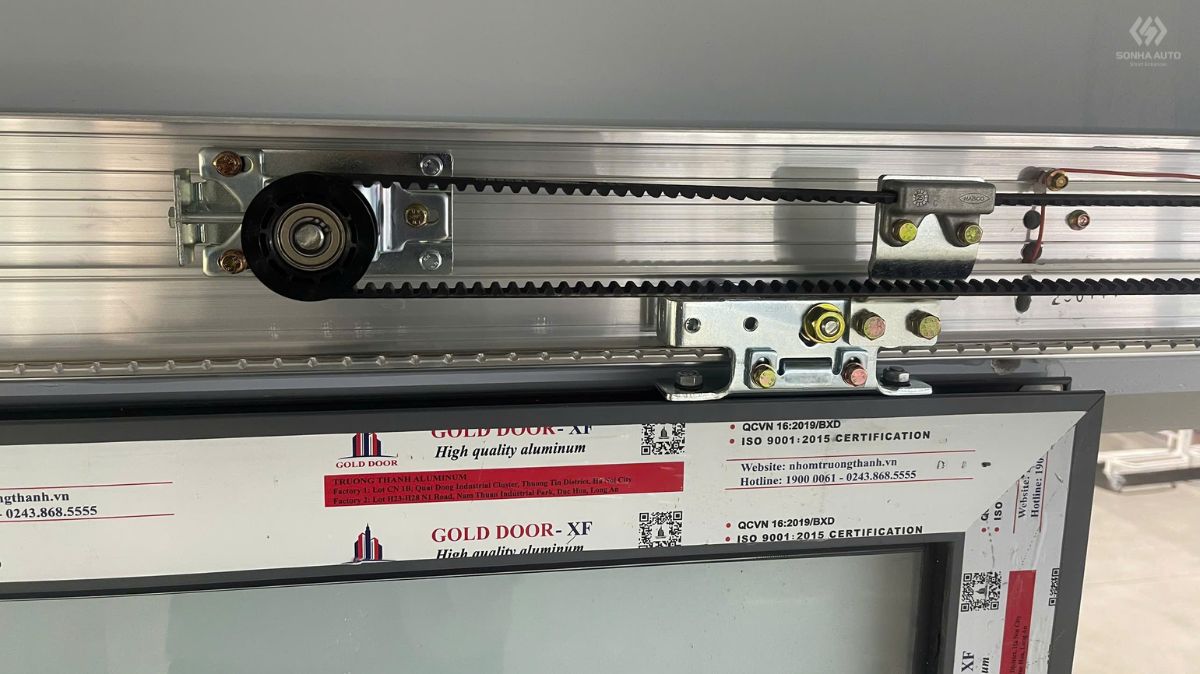 Ray trượt cửa tự động thường được làm từ nhôm inox và phủ chống mài mòn