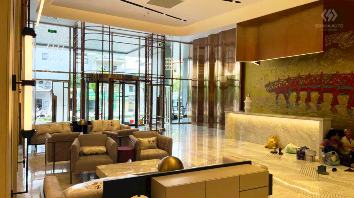 Cửa xoay TTTM Thượng Cát