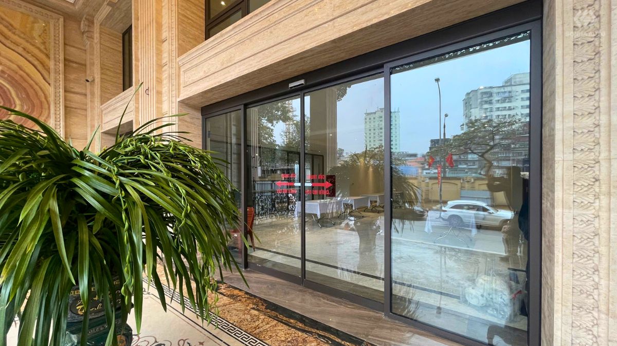 Cửa tự động phản hồi chậm – Nguyên nhân và giải pháp cửa NATRUS khắc phục triệt để