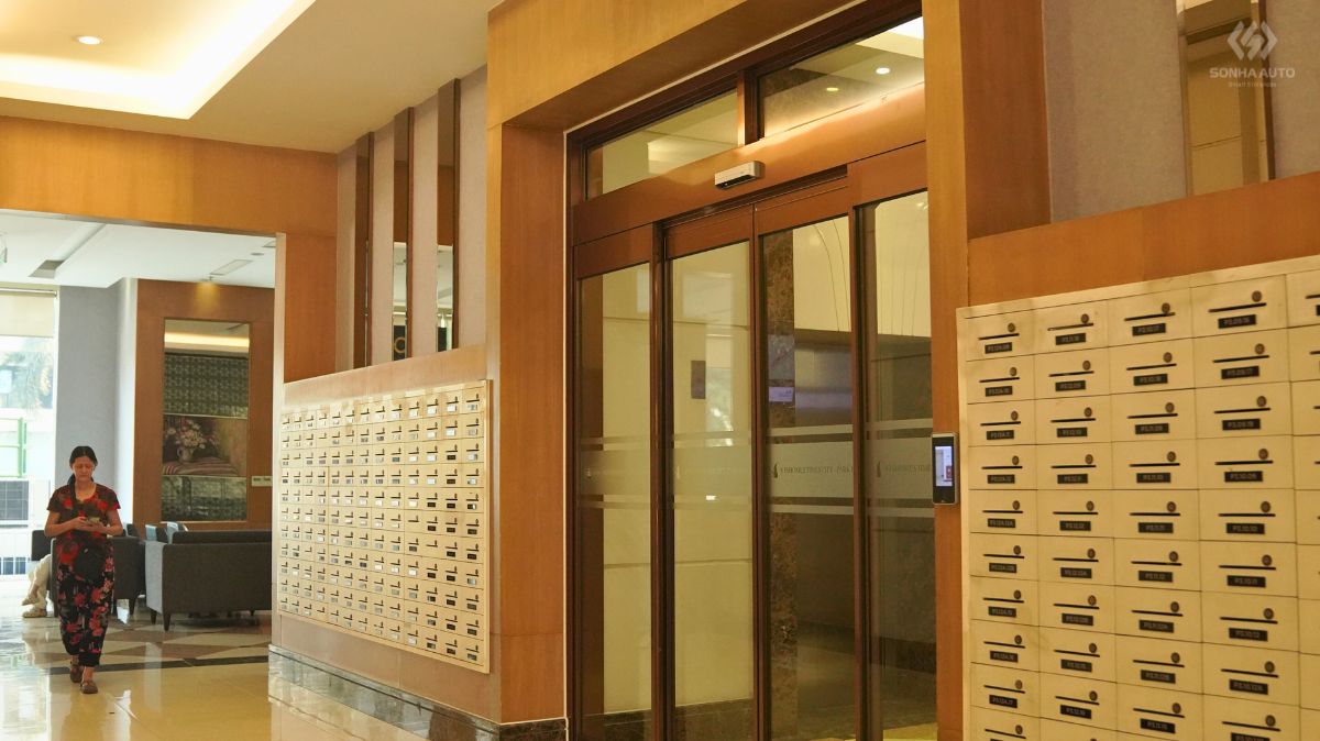 Cửa tự động tích hợp hệ thống kiểm soát ra vào tòa nhà