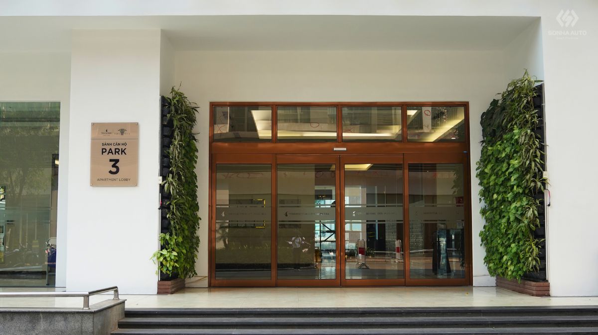 Cửa trượt tự động GT-1175 sảnh chính chung cư Park 3 Vinhomes Times City