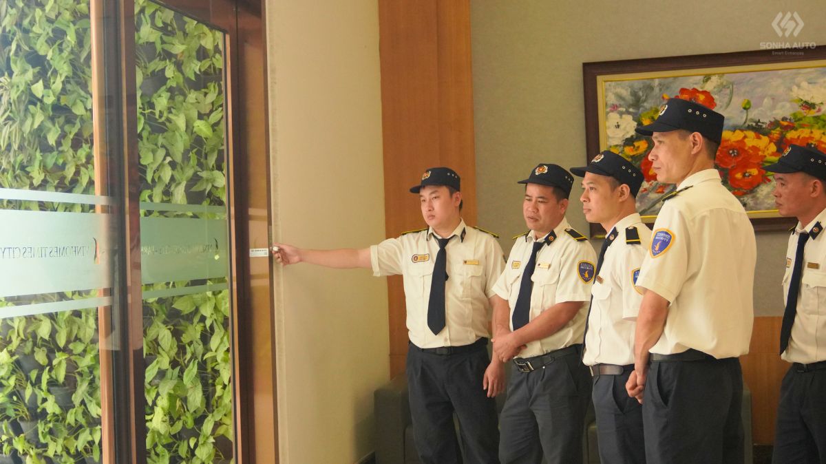 Nhân viên thực hành mở gấp Breakout cửa NABCO Giải đáp thắc mắc trong tập huấn vận hành cửa tự động NABCO