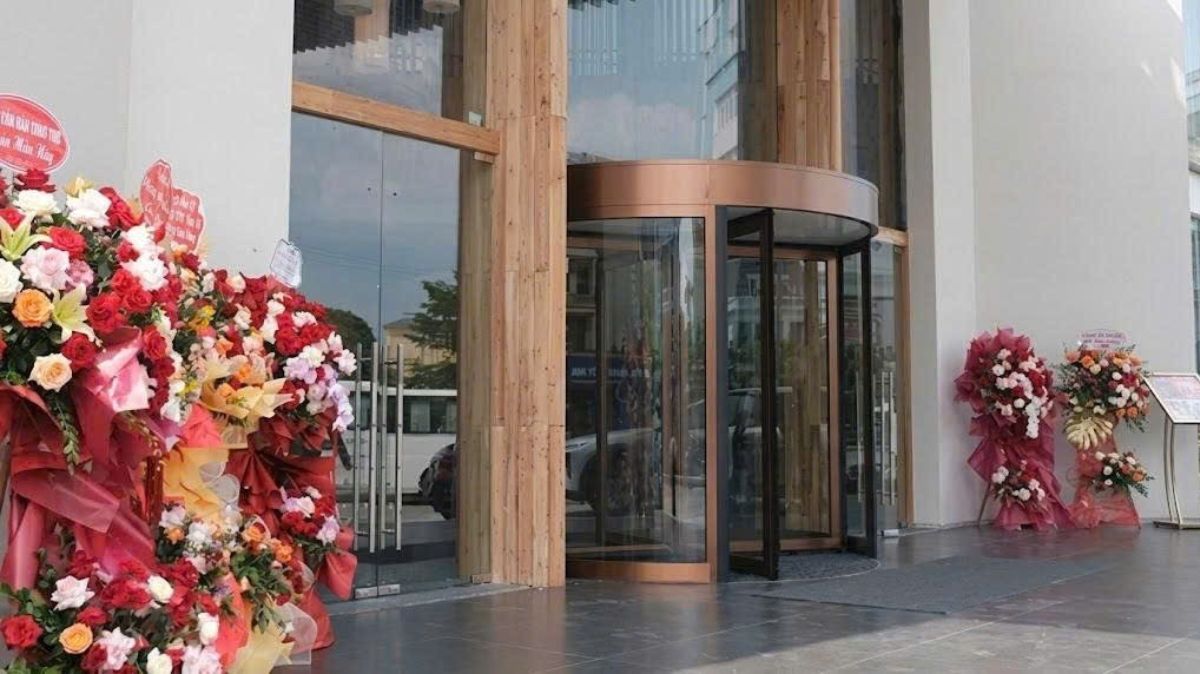 Elegant Entrance Featuring a KBB Automatic Revolving Door Lối vào sang trọng với cửa xoay tự động NABCO