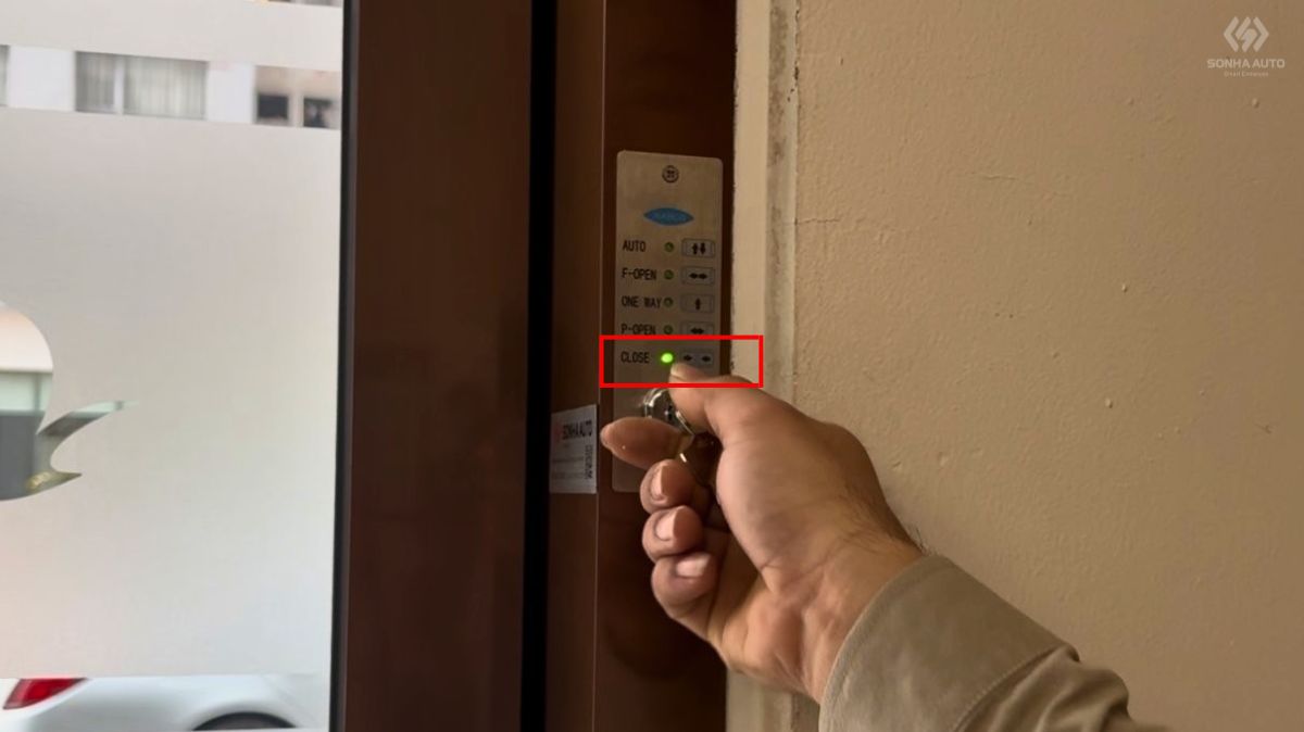 Chế độ Lock/Close cửa tự động kích hoạt hệ thống khóa an ninh ban đêm Chế độ Lock cửa tự động kích hoạt hệ thống khóa an ninh ban đêm