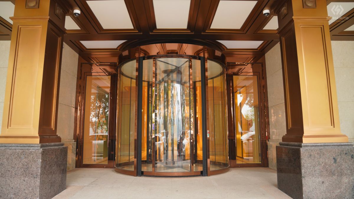Cửa xoay tự động NABCO lắp đặt tại sảnh khách sạn cao cấp Four Seasons Hotel Hanoi Cửa xoay tự động NABCO lắp đặt tại sảnh khách sạn cao cấp Four Seasons Hotel Hanoi