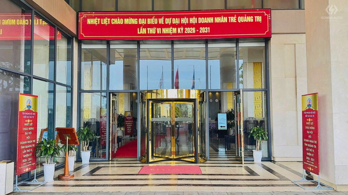 Khu vực sảnh đón khách sử dụng cửa xoay khách sạn KBB hiện đại Khu vực sảnh đón khách sử dụng cửa xoay khách sạn KBB hiện đại