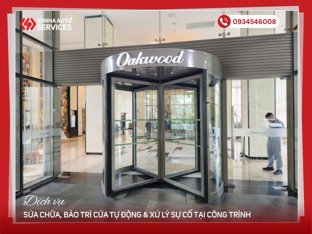 kỹ thuật Sonha Auto kiểm tra cửa xoay KBB bị giật và rung lắc tại công trình