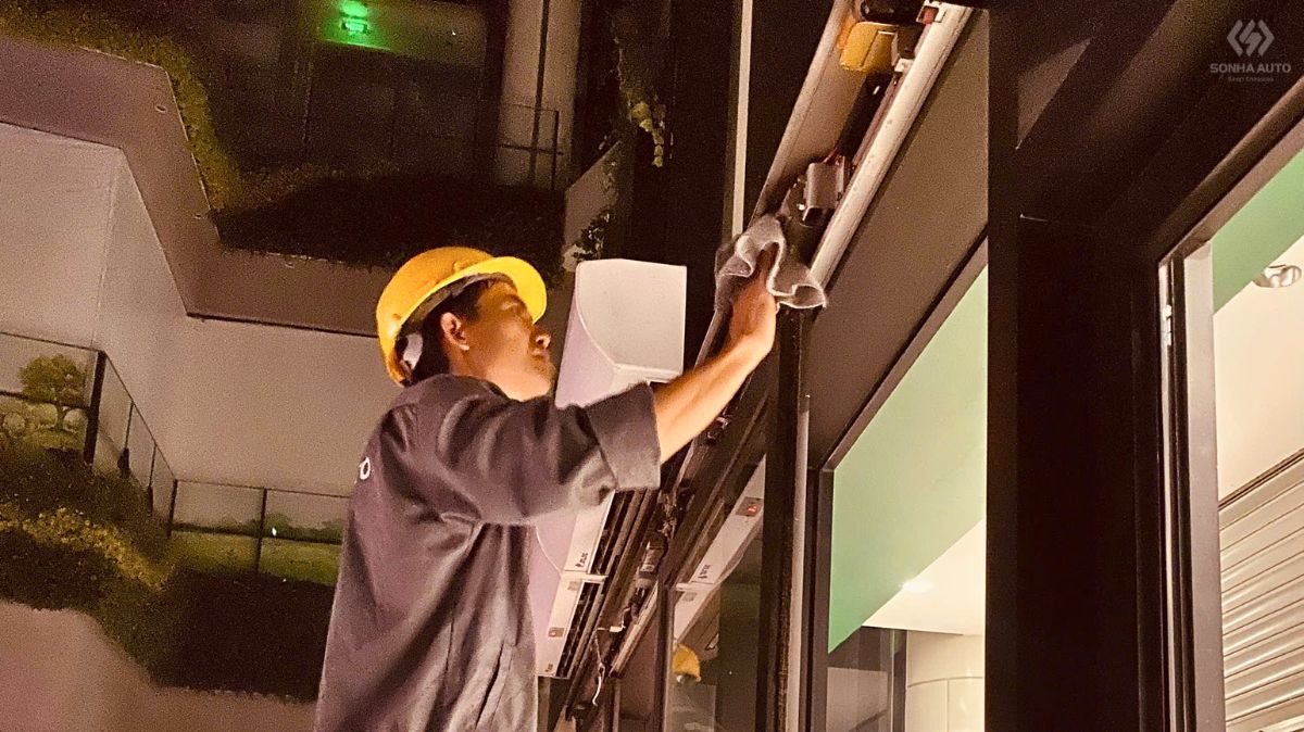 Thực hiện vệ sinh ray trượt và các chi tiết cơ khí của cửa tự động NABCO
