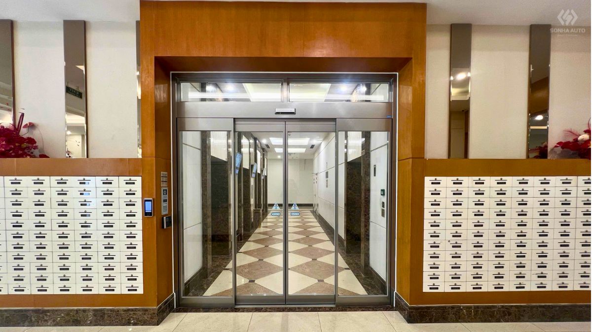 Đầu đọc nhận diện khuôn mặt tích hợp trên cửa