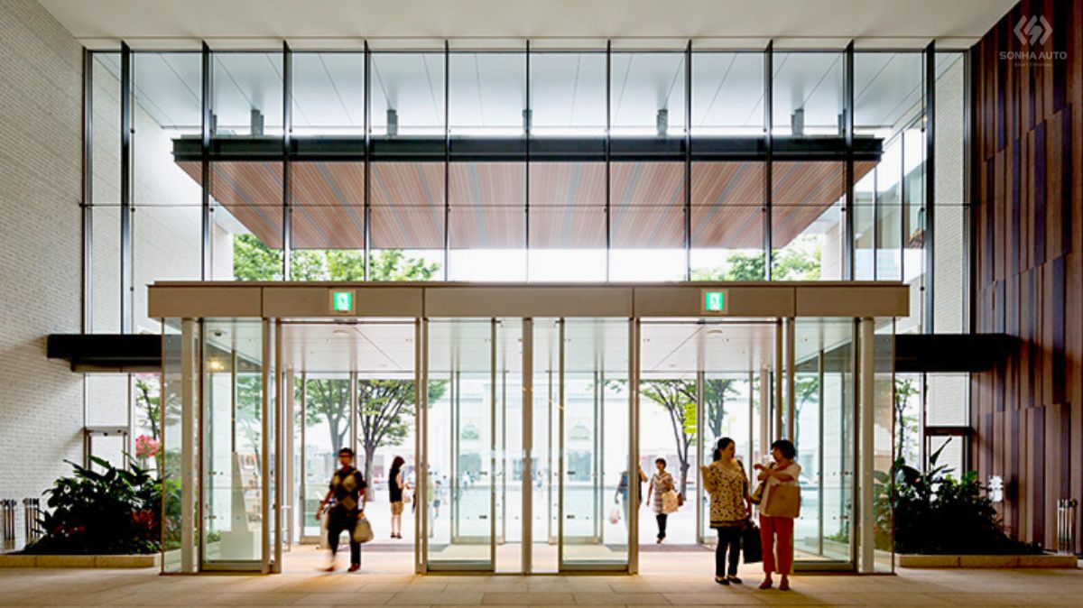Safe automatic door usage guide and important safety considerations for users