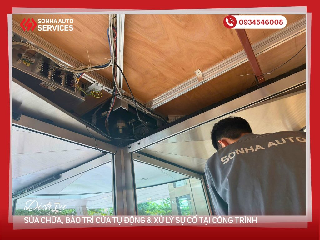 Kỹ sư Sonha Auto kiểm tra hệ thống và bảo trì định kỳ cửa xoay Boon Edam tại Bệnh viện Trung ương Quân đội 108