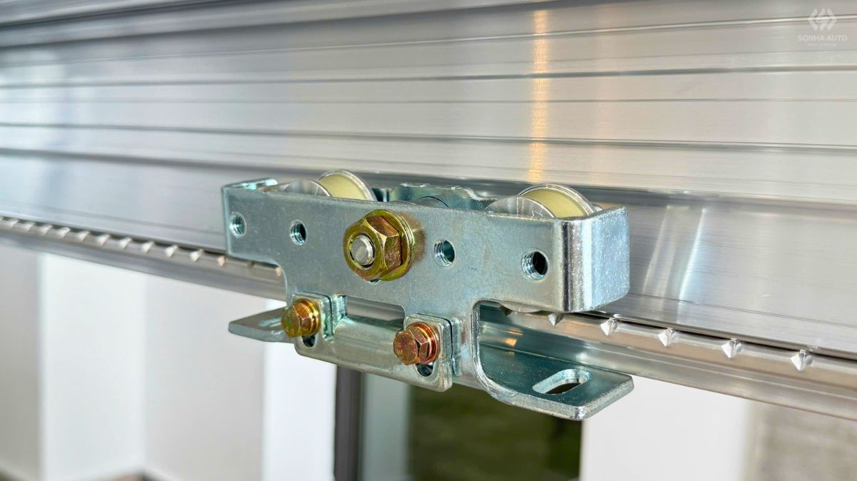 Ray bọc thép có gân inox NABCO trong hệ thống cửa tự động
