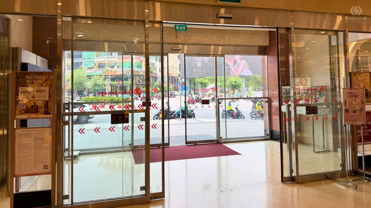 Cửa tự động cho trung tâm thương mại tại lối ra vào Takashimaya