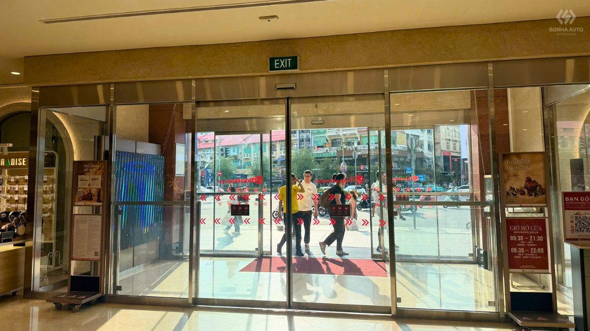 Lối vào Takashimaya sử dụng cửa tự động NABCO
